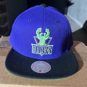 ✨Mitchell & Ness Milwaukee Bucks SnapBack✨